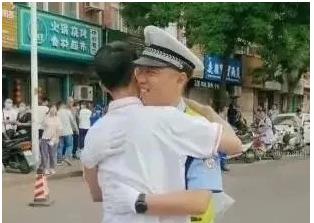 這一抱好暖！兒子場(chǎng)內(nèi)高考交警父親場(chǎng)外執(zhí)勤